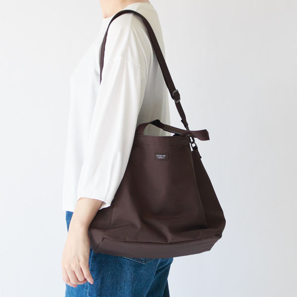 ショルダーとトートの2通りで持てます(2WAY FOLD TOTE) ショルダーとトートの2通りで持てます(2WAY FOLD TOTE)