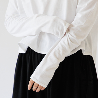 袖口でくしゅっとさせて着ると抜け感のある印象に(White) 袖口でくしゅっとさせて着ると抜け感のある印象に(White)