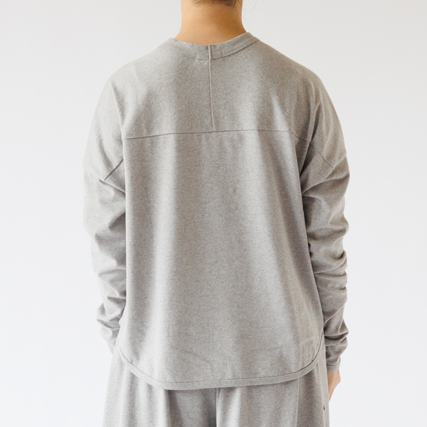 着丈は前後で変化をつけて後ろが長めに設計