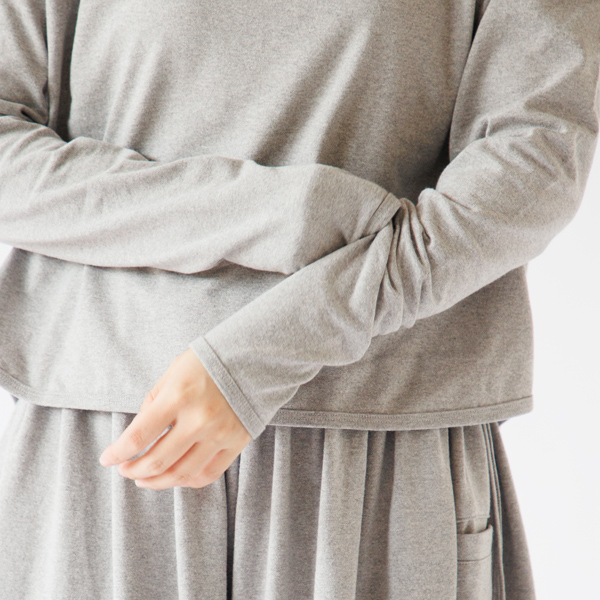 袖をくしゅくしゅさせて(TopGray)