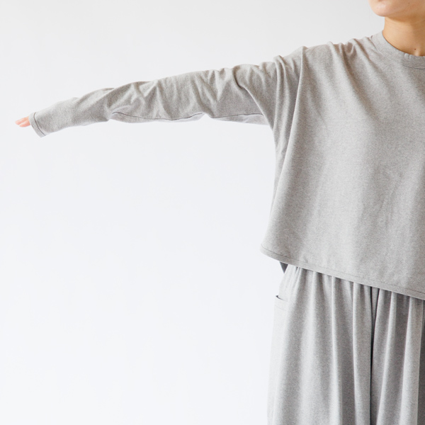 袖をくしゅくしゅさせて(TopGray)