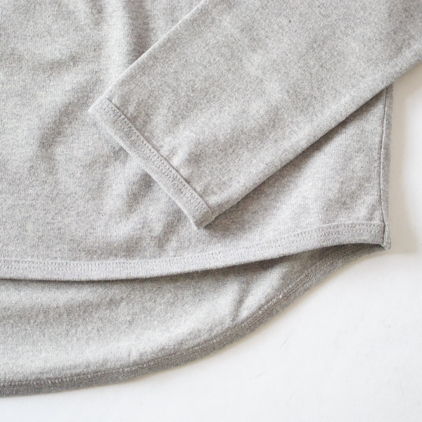 しっかり厚みがあるので肌寒い時期にもぴったり(TopGray)