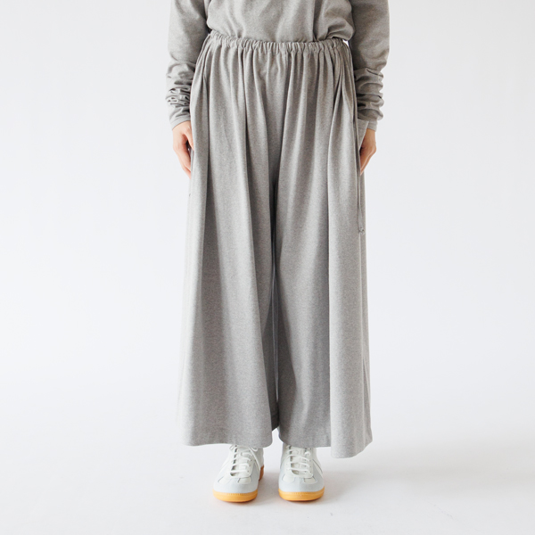 ウエストにたっぷりギャザーが入っています ウエストにたっぷりギャザーが入っています