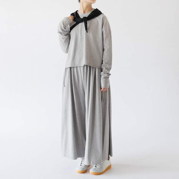 丸襟長袖Tシャツとのセットアップもおすすめです(身長160cm・TopGray) 丸襟長袖Tシャツとのセットアップもおすすめです(身長160cm・TopGray)