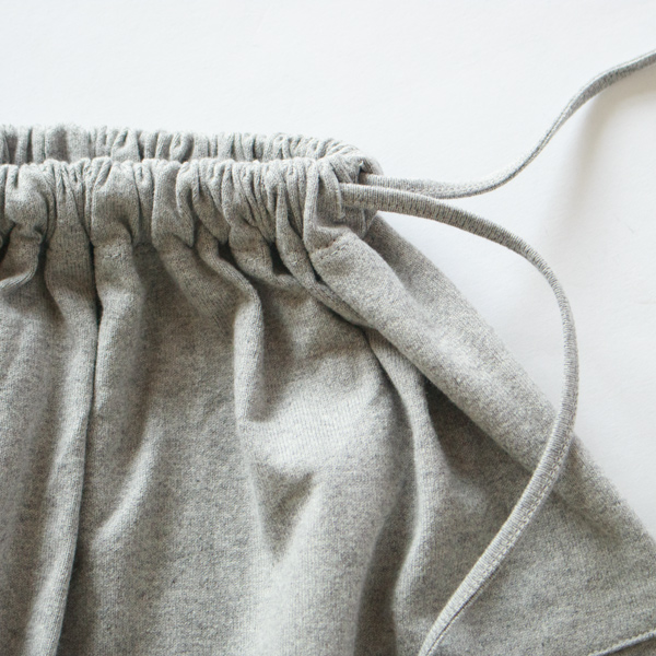 片方に寄せることでラップスカート風になります 片方に寄せることでラップスカート風になります