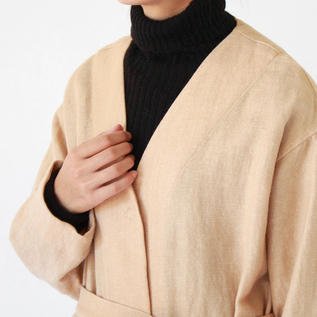 首元がすっきりと軽やかな印象(身長163cm・BEIGE) 首元がすっきりと軽やかな印象(身長163cm・BEIGE)