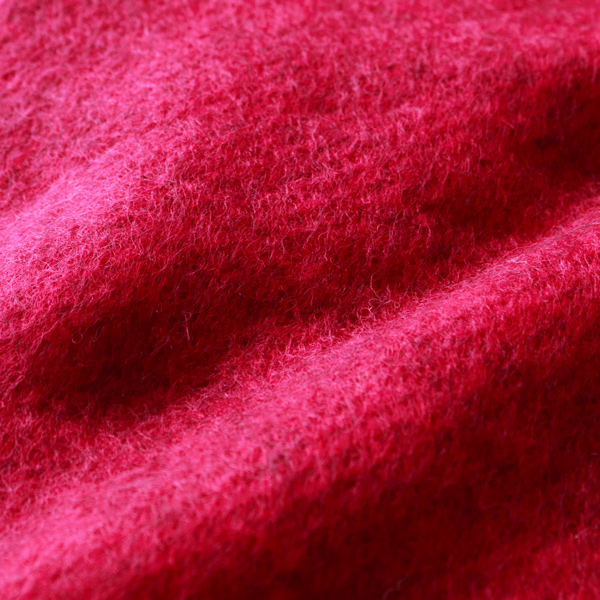 しっとりと柔らかい毛を使ったストール。 しっとりと柔らかい毛を使ったストール。