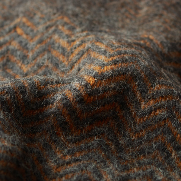 ドビー織機でゆるやかに織り上げられているため、空気をたっぷり含む軽やかな仕上がり。 ドビー織機でゆるやかに織り上げられているため、空気をたっぷり含む軽やかな仕上がり。