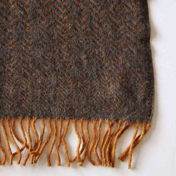 チャコールとダークキャメル、深みのある2色の糸で織りあげられています。 チャコールとダークキャメル、深みのある2色の糸で織りあげられています。