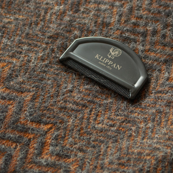 お手入れに使えるコーム付き。 お手入れに使えるコーム付き。