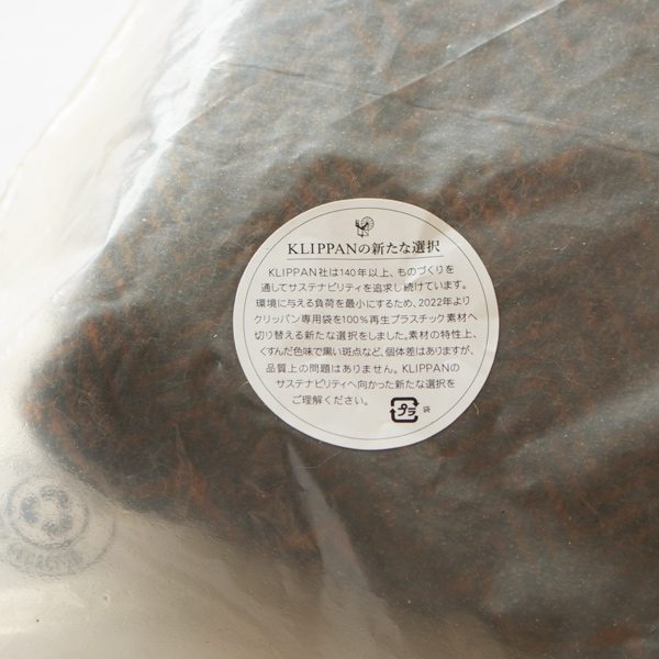 再生プラスチックを使用したロゴ色の袋に入っています。※ラッピングの場合は同梱されていません。 再生プラスチックを使用したロゴ色の袋に入っています。※ラッピングの場合は同梱されていません。