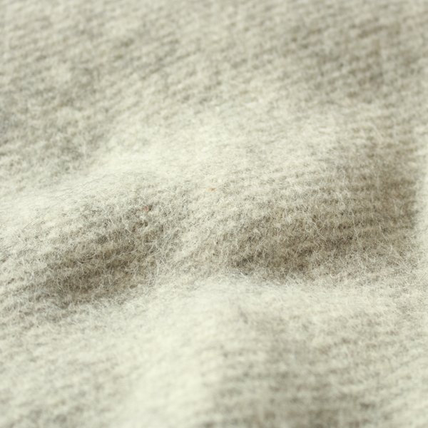 スウェーデンのゴットランド島に生息している、希少性の高いゴットランド羊の、 しっとりと柔らかい毛を使ったスロー。 スウェーデンのゴットランド島に生息している、希少性の高いゴットランド羊の、 しっとりと柔らかい毛を使ったスロー。