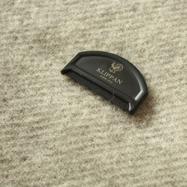 お手入れ用のコームがついています。 お手入れ用のコームがついています。