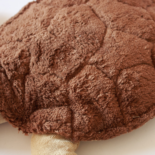 ブラウンの甲羅がインテリアに溶け込みます