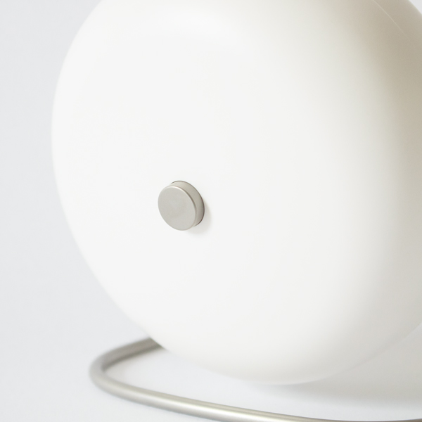 「ベラヴィスタ集合住宅」に見られる白の漆喰から着想を得て、ブランド初となるマットホワイトケースを採用。 「ベラヴィスタ集合住宅」に見られる白の漆喰から着想を得て、ブランド初となるマットホワイトケースを採用。