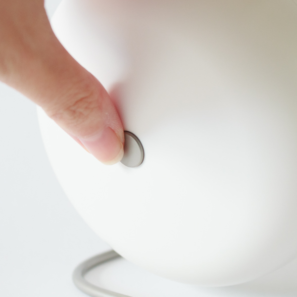 アラームのON/OFFは背面のボタンで。 アラームのON/OFFは背面のボタンで。