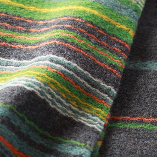 チャコールのメイン部分に、ライム、オレンジ、レモンの爽やかな色を組み合わせています。(MAZE) チャコールのメイン部分に、ライム、オレンジ、レモンの爽やかな色を組み合わせています。(MAZE)