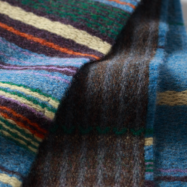 深みのある鮮やかなグリーンと対照的なバターミルクのストライプが散りばめられた、ミッドデニムとプラムの組み合わせ(DAMSON) 深みのある鮮やかなグリーンと対照的なバターミルクのストライプが散りばめられた、ミッドデニムとプラムの組み合わせ(DAMSON)