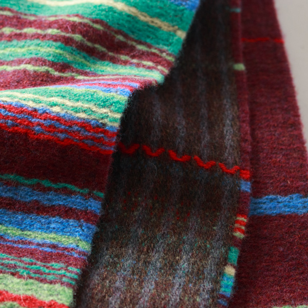 ベリーとターコイズが組み合わされ、レッド、ウォームブルー、ペールグレー、ミントの鮮やかな色が全体に散りばめられています。(BEETLE) ベリーとターコイズが組み合わされ、レッド、ウォームブルー、ペールグレー、ミントの鮮やかな色が全体に散りばめられています。(BEETLE)