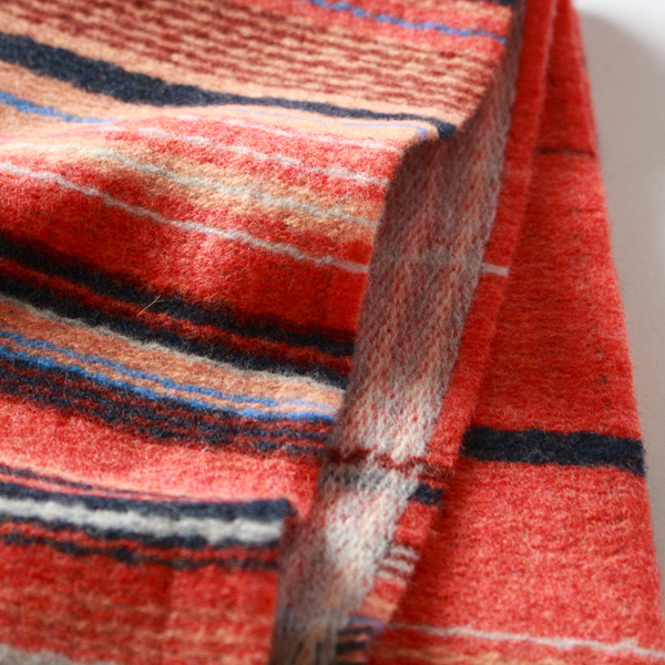 コーラルとライトピンクが、ダークネイビー、ライトグレーなどのドラマチックな色合いと対照をなしています。(FLAME) コーラルとライトピンクが、ダークネイビー、ライトグレーなどのドラマチックな色合いと対照をなしています。(FLAME)