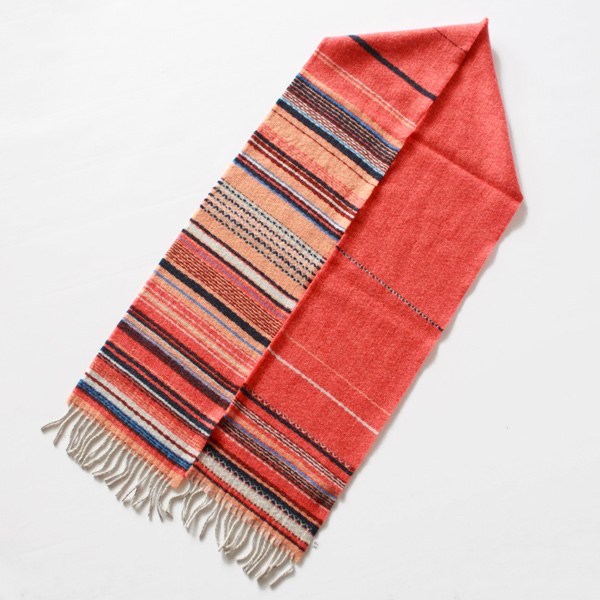 片側に集まったストライプが中央に向かって広がり、スカーフの反対側の端で再び集まる、非対称の楽しいデザイン(FLAME) 片側に集まったストライプが中央に向かって広がり、スカーフの反対側の端で再び集まる、非対称の楽しいデザイン(FLAME)