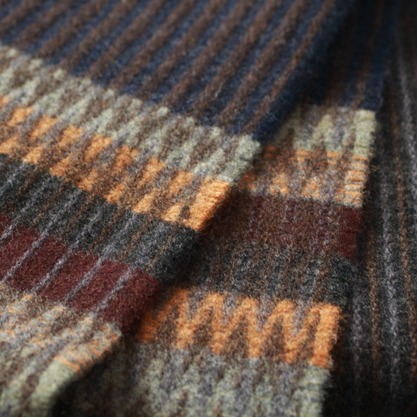 グレーの織り柄に、セージグリーンとブラウンがやさしく映えます。(SMOKE)