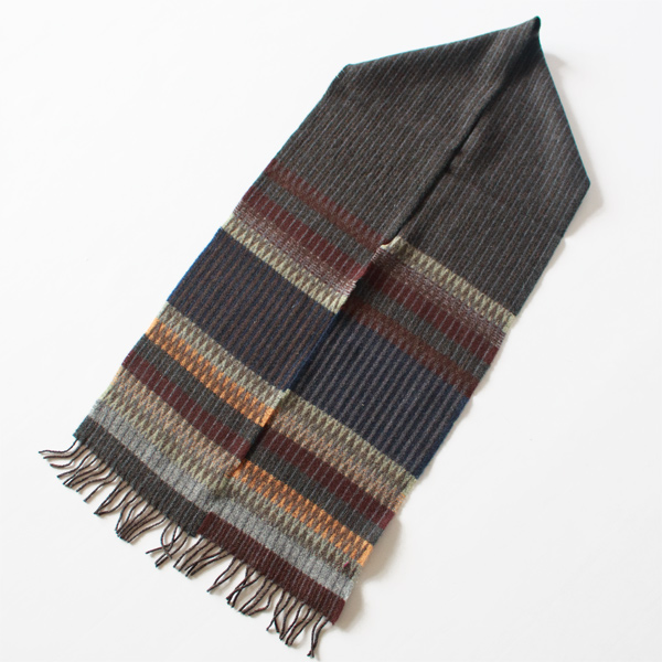 ジグザグ模様と細かなピンストライプを交互に配した、大胆でリズム感のあるデザイン(SMOKE)