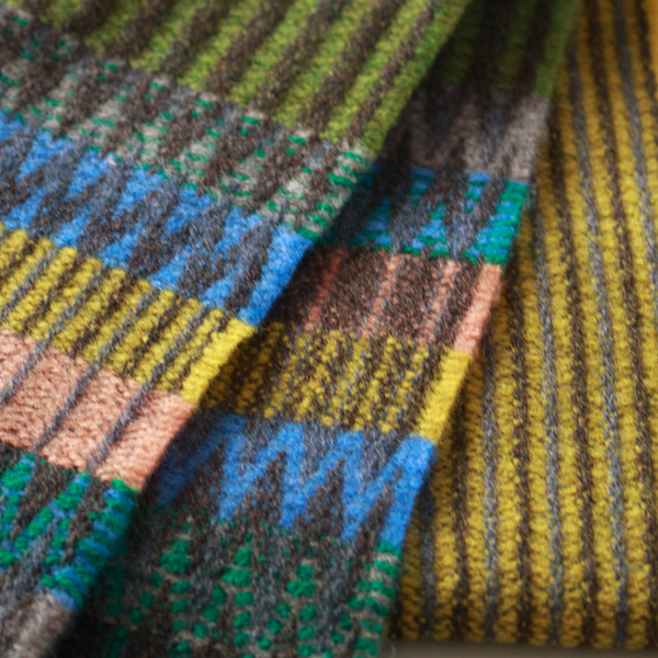 モスグリーンとマスタードをベースに、ピンクやスカイブルー、エメラルドグリーンが鮮やかに映えます。(CAPER)