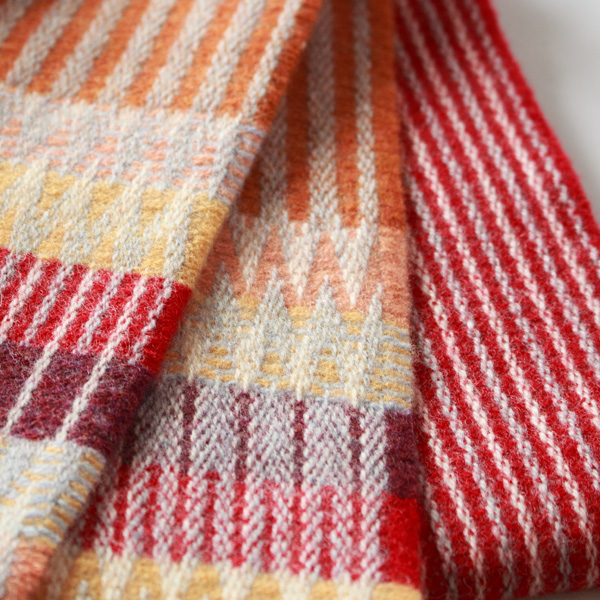 ベリーカラーのストライプをベースに、両端にはマスタードやラベンダー、ピーチが織り込まれています。(CRANBERRY)