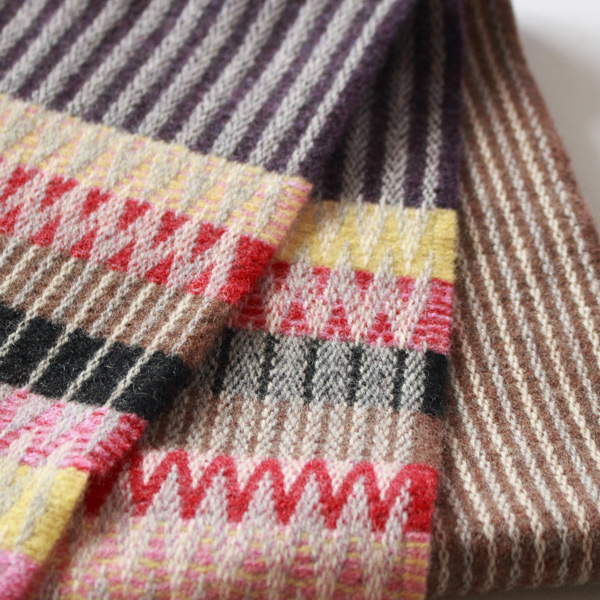 木のぬくもりを思わせる色合いに、ピンクとイエローのジグザグが軽やかに走る。深みのあるベリーとブラックが印象をまとめています。(MOUSE)