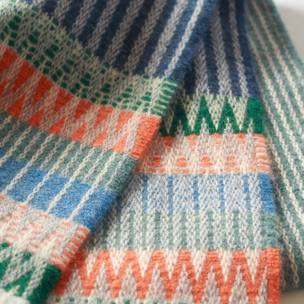 ボトルグリーンやダスティブルー、オーカーなどの海辺の色合いに、チョーキーグレーのストライプが映えます。(POND)