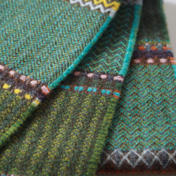 深いグリーンとターコイズのストライプに、淡いピンクやラスト、イエローがリズムを添えます。(ELM)