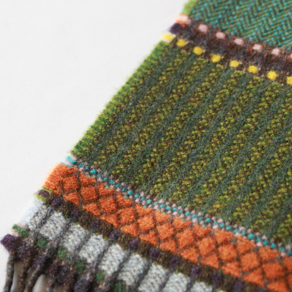 深いグリーンとターコイズのストライプに、淡いピンクやラスト、イエローがリズムを添えます。(ELM)