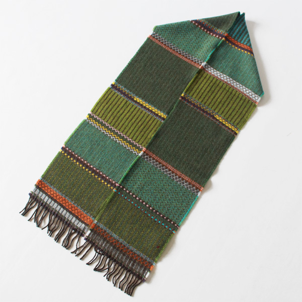 異なる織り模様が織りなす大きなストライプが印象的(ELM)