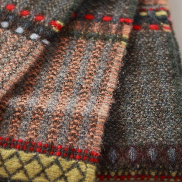 レッドやイエロー、ラベンダー、ブラウンがアクセントとなり、ピーチやチャコールのあたたかな色合いが全体を包みます(VOLE)