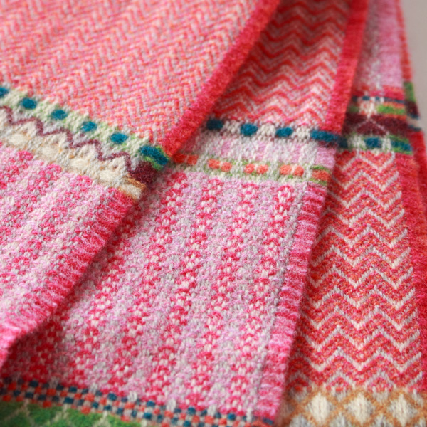 キャンディピンクとオレンジをベースに、グリーンやマスタード、ペトロールブルーの差し色がきらめく華やかなカラー(CANDY)