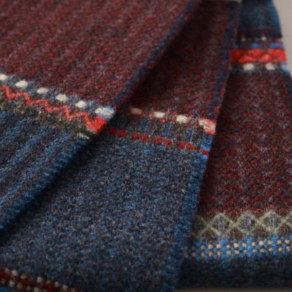 深みのあるデニムやネイビーに、オレンジやセージの色彩が交差する、印象的なカラーバランス。(INK)