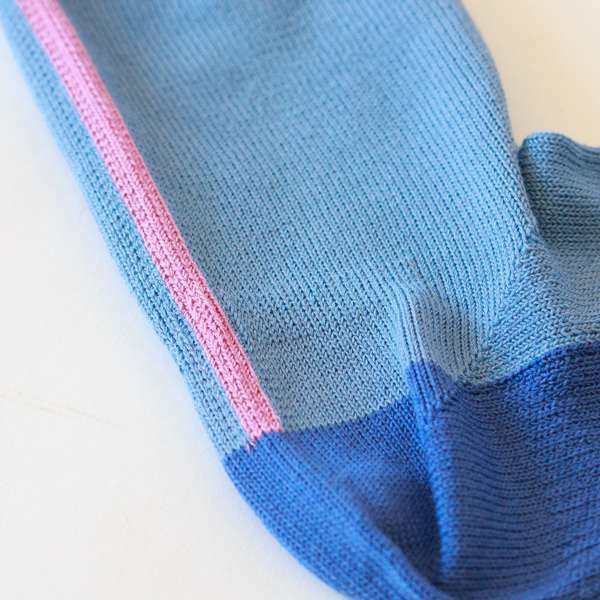 かかと側のラインがポイント(サックスブルー) かかと側のラインがポイント(サックスブルー)