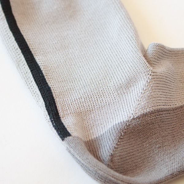 かかと側のラインがポイント(L.グレー) かかと側のラインがポイント(L.グレー)