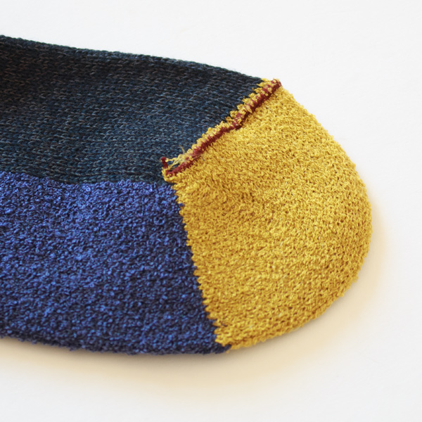 つま先の縫い合わせを表にすることで、肌に当たらず快適(D.ネイビー杢)