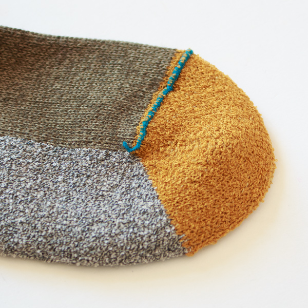 つま先の縫い合わせを表にすることで、肌に当たらず快適(モスグリーン杢)