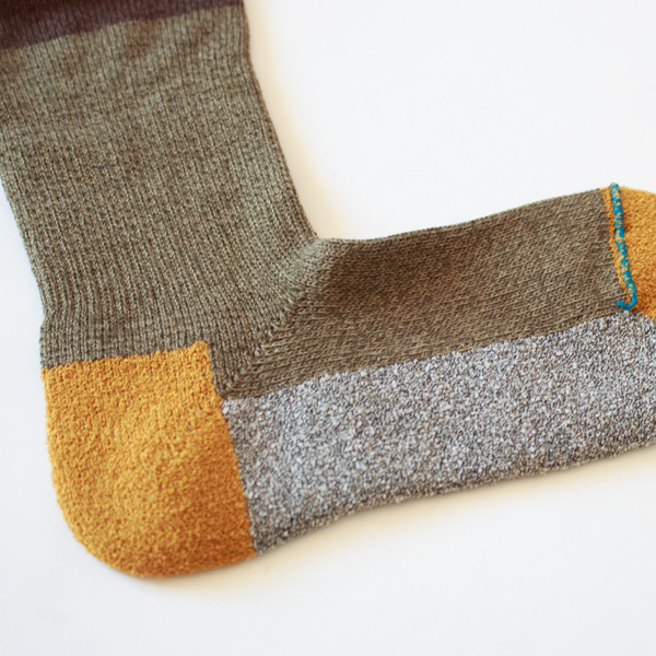 足底は厚みのあるパイル調仕様で、歩行時の衝撃を軽減(モスグリーン杢)