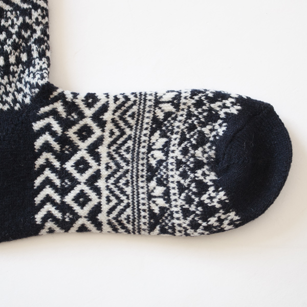 ダークネイビーの地にホワイトの柄が入っています（ネイビー）