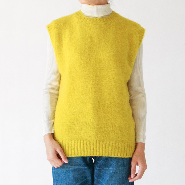 シェトランドニットらしく色鮮やかなベスト