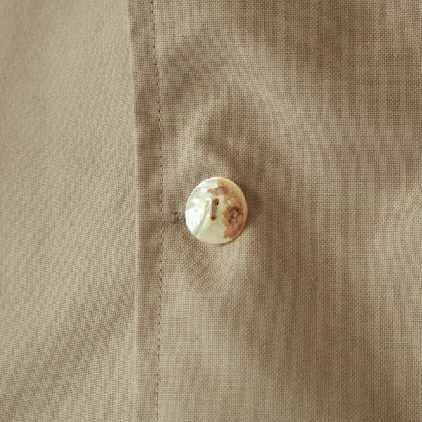 貝ボタンを合わせています 貝ボタンを合わせています