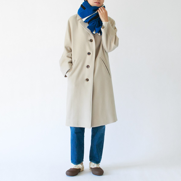 アウター着用時のアクセントカラーになる綺麗なブルー アウター着用時のアクセントカラーになる綺麗なブルー