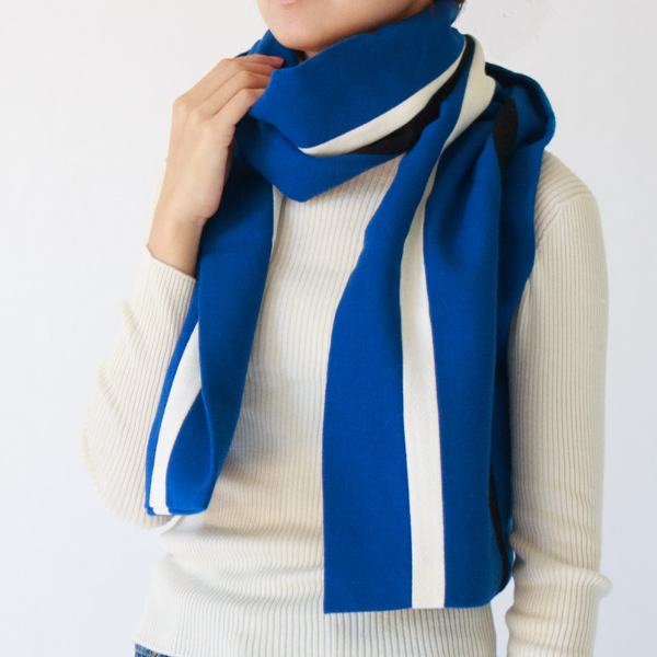 袋状の縫製で空気を含み暖かいマフラーです 袋状の縫製で空気を含み暖かいマフラーです