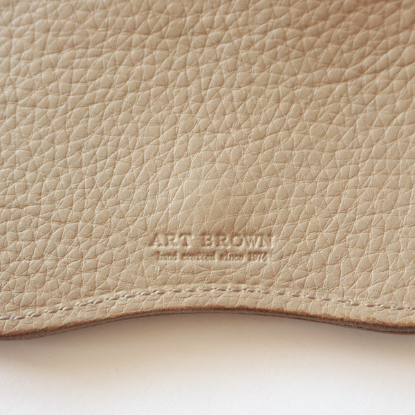 控えめに主張するブランドロゴ(GREY) 控えめに主張するブランドロゴ(GREY)