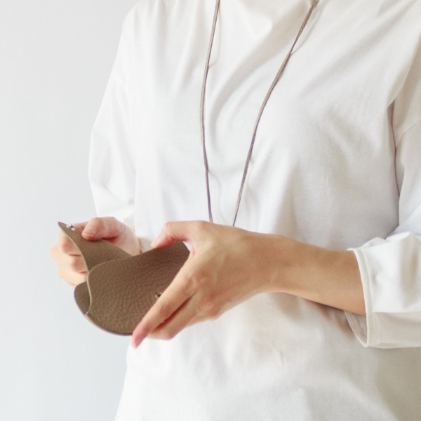 首にかけているので、いざという時にメガネを気軽に出したりしまったりできる(GREY) 首にかけているので、いざという時にメガネを気軽に出したりしまったりできる(GREY)