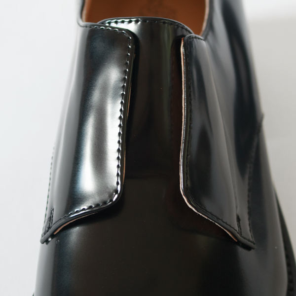 スリッポンでありながら、レザーシューズらしいすっきりした見た目 スリッポンでありながら、レザーシューズらしいすっきりした見た目